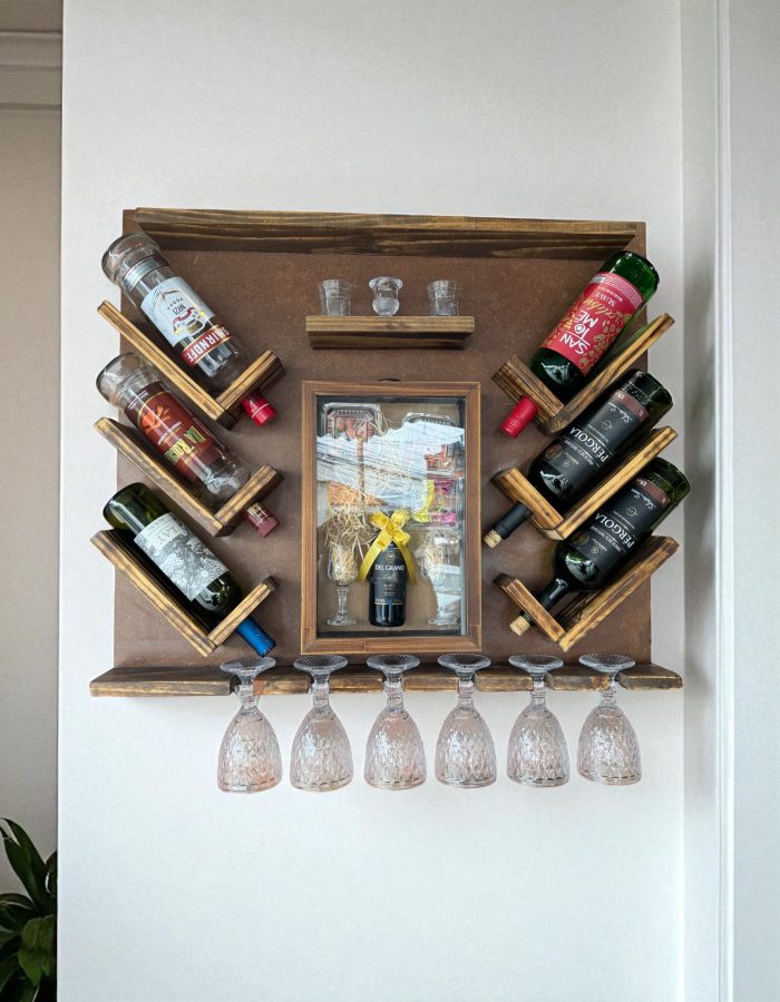 Adega de Vinho e Quadro Porta Rolhas